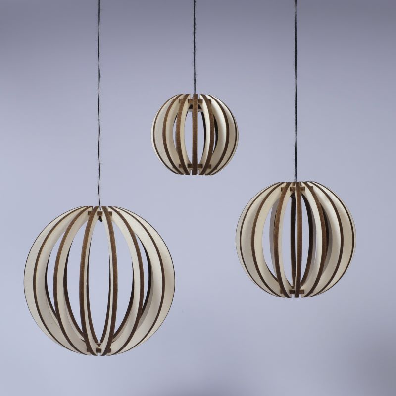 Drei moderen Weihnachtsbaumkugeln hängen an Fäden Bild 1