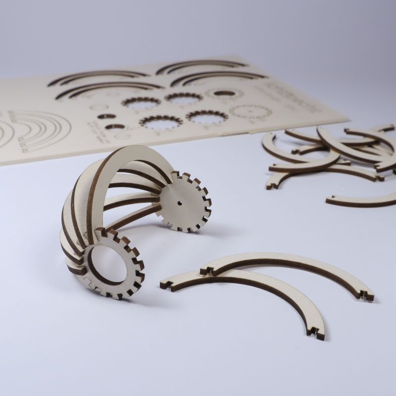 Weihnachtsbaumkugel im Aufbau mit Bastelset im Hintergrund Bild 2