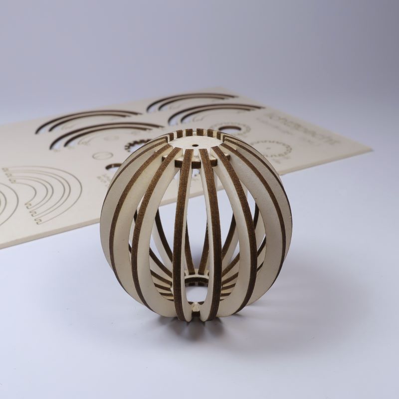 Fertige Weihnachtsbaumkugel mittlerer Größe vor Bastelset Bild 3