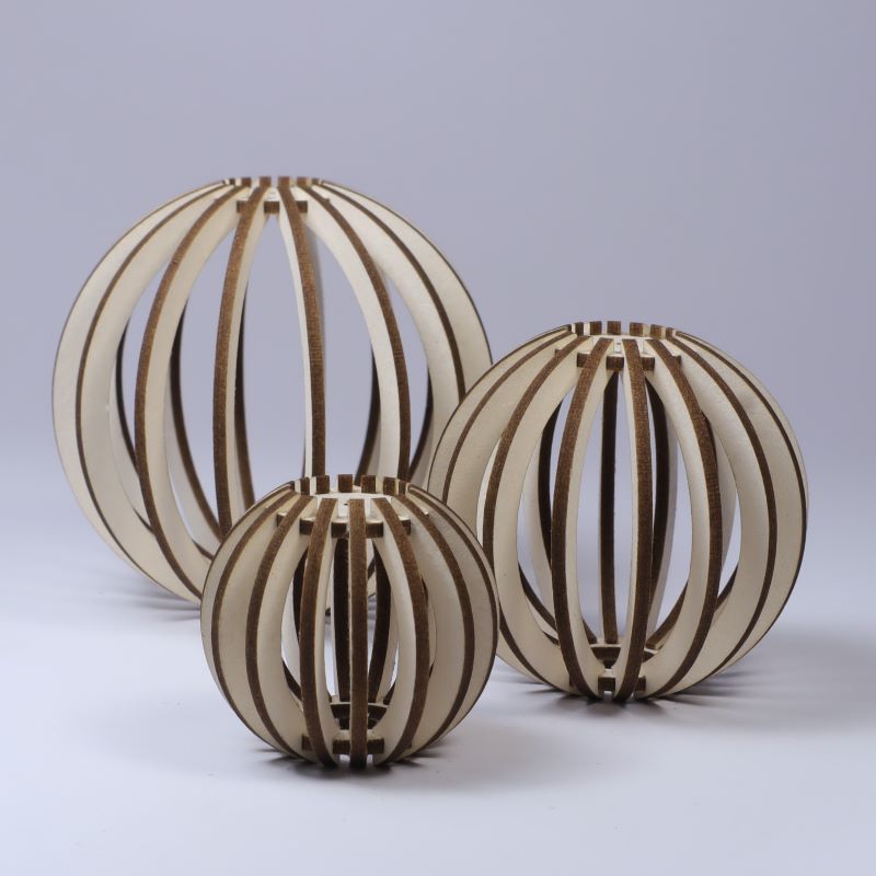 Drei fertige Weihnachtsbaumkugeln (klein, mittel, groß) stehend Bild 4