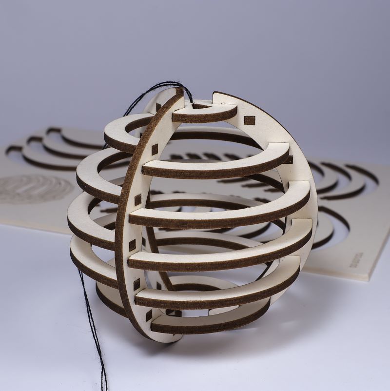 Fertige Weihnachtsbaumkugel vor Bastelset Bild 1