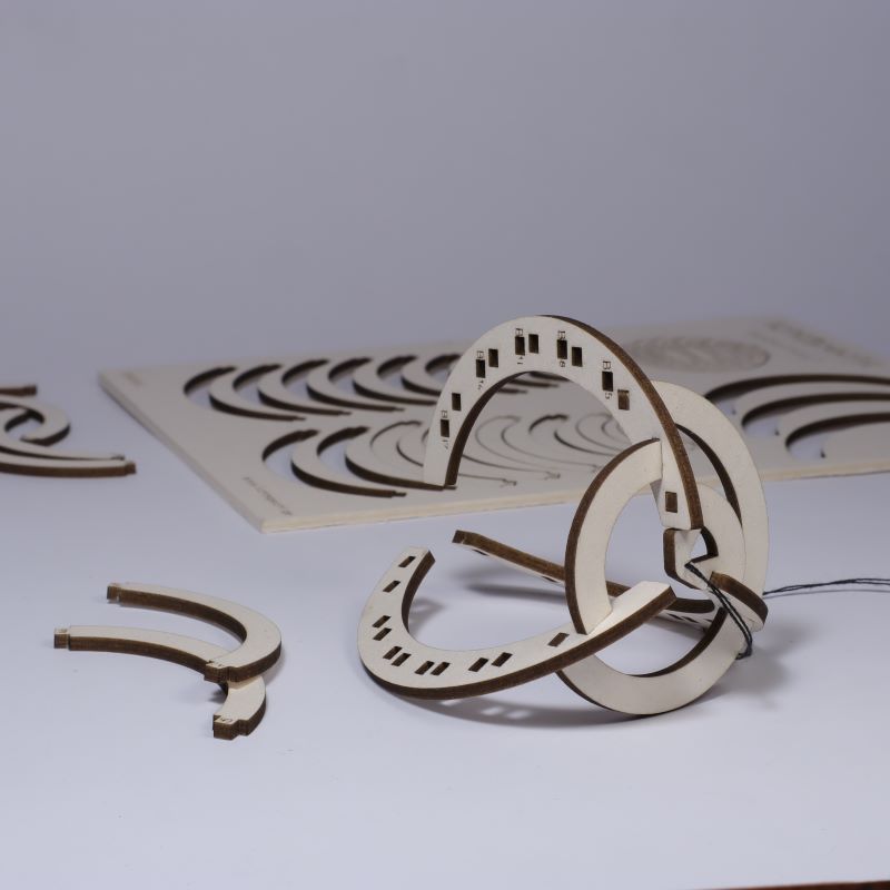 Weihnachtsbaumkugel im Aufbau mit Bastelset im Hintergrund Bild 4