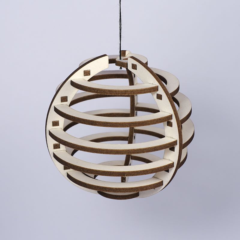 Fertige Weihnachtsbaumkugeln am Faden hängend Bild 5